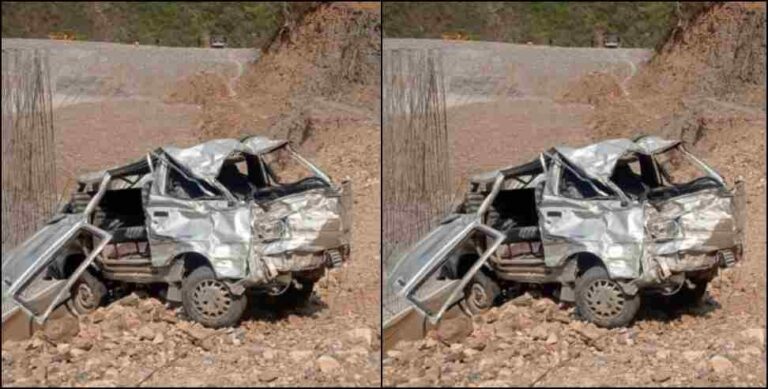 अनियंत्रित होकर खाई में गिरी कार दो की लोगो की मौत की खबर , दो लोग गंभीर रूप से घायल