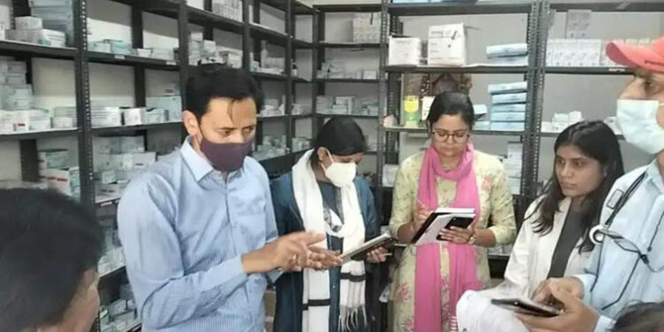 कुमाऊं कमिश्नर के महिला अस्पताल का औचक निरीक्षण से मचा हडकंप, मिली खामियां